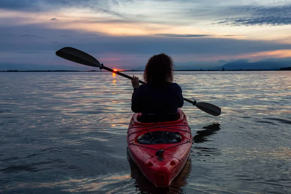 Kajakken tijdens een kleurrijke zonsondergang — Stockfoto