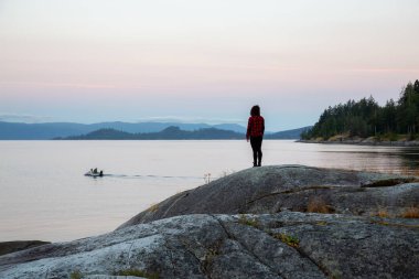 Okyanus kıyısında Huzurlu Gündoğumunu İzleyen Kız