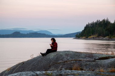 Okyanus kıyısında Huzurlu Gündoğumunu İzleyen Kız