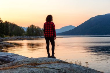 Okyanus kıyısında Huzurlu Gündoğumunu İzleyen Kız
