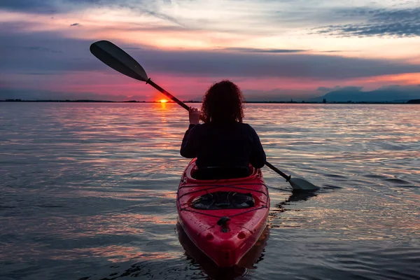 Kayak durante un tramonto colorato — Foto Stock