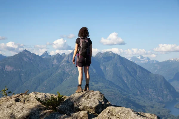 Adventurous Girl Hiking on top of Tin Hat Mountain — Stock Photo, Image