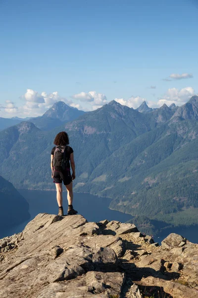 Adventurous Girl Hiking on top of Tin Hat Mountain — Stock Photo, Image