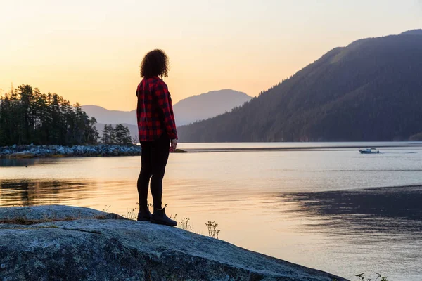 Okyanus kıyısında Huzurlu Gündoğumunu İzleyen Kız