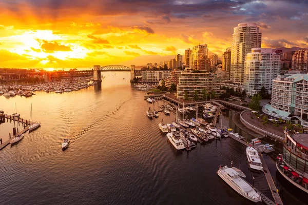 Pohled na Burrard Bridge a False Creek v centru Vancouveru, Britská Kolumbie, Kanada. — Stock fotografie