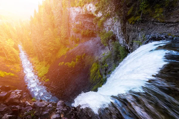 Schöne Aussicht auf einen Wasserfall, der in eine felsige Schlucht stürzt — Stockfoto