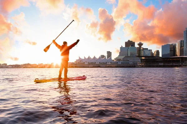 O homem aventureiro está a remar perto de Downtown City. — Fotografia de Stock