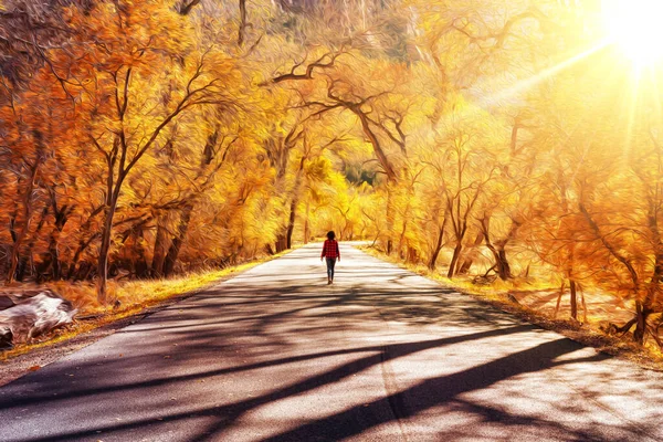 Escena psicodélica soñadora de chica caminando sola un camino rodeado de naranjos — Foto de Stock