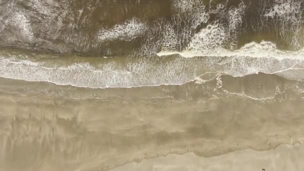 Veduta aerea di una spiaggia di sabbia con onde provenienti dall'oceano. — Video Stock
