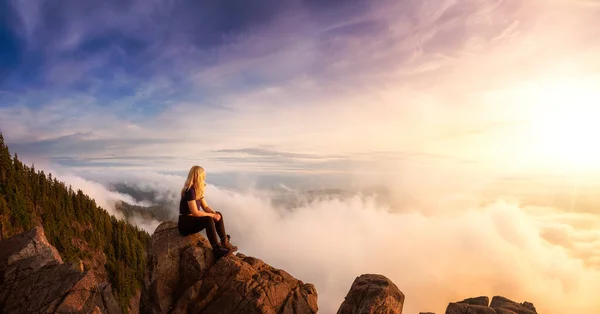 Chica aventurera Senderismo en la cima de un acantilado de montaña rocosa — Foto de Stock