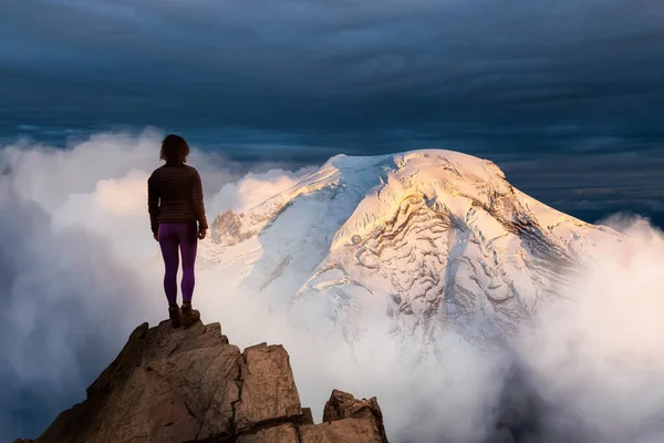 Adventure Dreamscape. Menina no topo de um penhasco de montanha rochosa — Fotografia de Stock