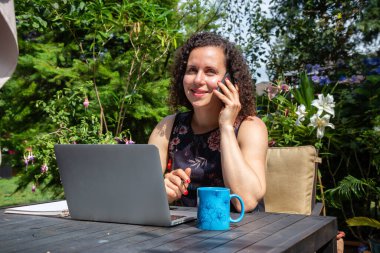 Genç Kafkas Kadın Evden Bahçeye Bilgisayarla Çalışıyor.