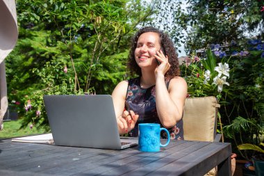 Genç Kafkas Kadın Evden Bahçeye Bilgisayarla Çalışıyor.