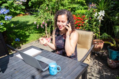 Genç Kafkas Kadın Evden Bahçeye Bilgisayarla Çalışıyor.