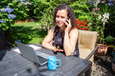 Genç Kafkas Kadın Evden Bahçeye Bilgisayarla Çalışıyor.