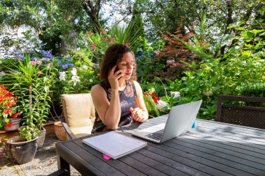 Genç Kafkas Kadın Evden Bahçeye Bilgisayarla Çalışıyor.