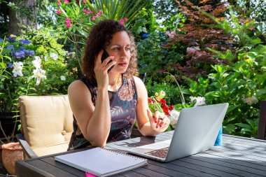 Genç Kafkas Kadın Evden Bahçeye Bilgisayarla Çalışıyor.