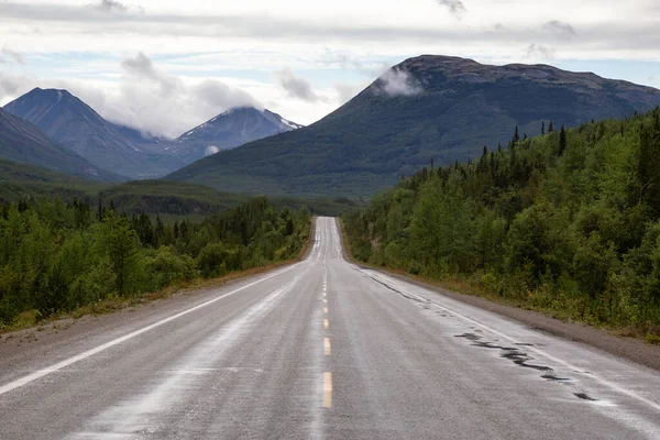 Hermosa vista de una carretera pintoresca en las Rocosas del Norte —  Fotos de Stock