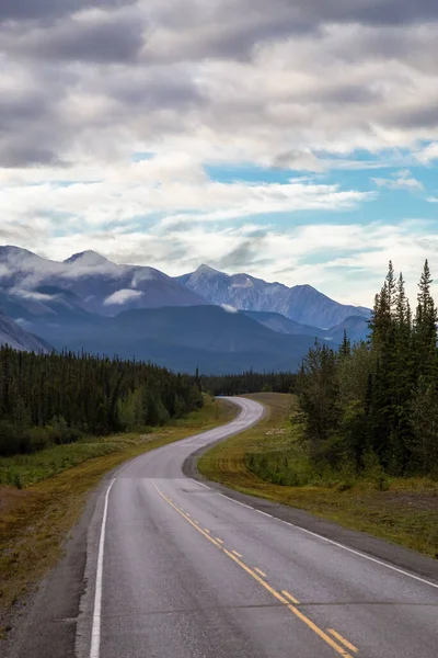 Hermosa vista de una carretera pintoresca en las Rocosas del Norte —  Fotos de Stock