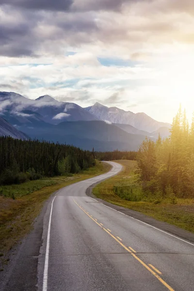 Piękny widok na malowniczą drogę w Northern Rockies — Zdjęcie stockowe