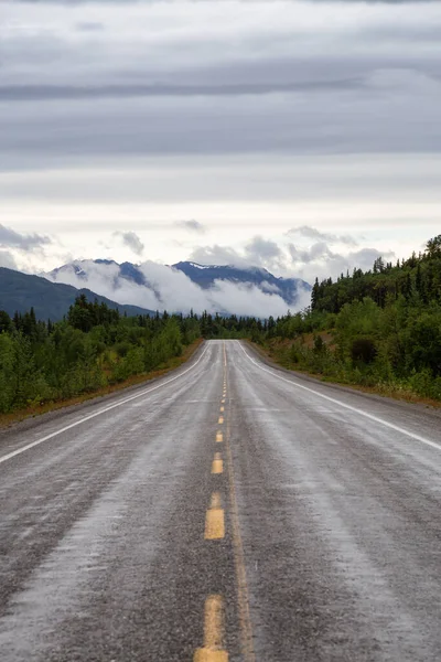 Piękny widok na malowniczą drogę w Northern Rockies — Zdjęcie stockowe