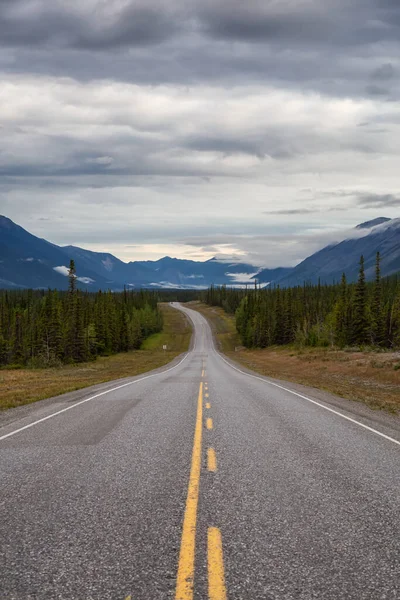 Hermosa vista de una carretera pintoresca en las Rocosas del Norte —  Fotos de Stock