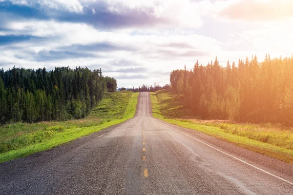 Prachtig uitzicht op een schilderachtige weg in de noordelijke Rockies tijdens een zonnige en bewolkte dag. — Stockfoto