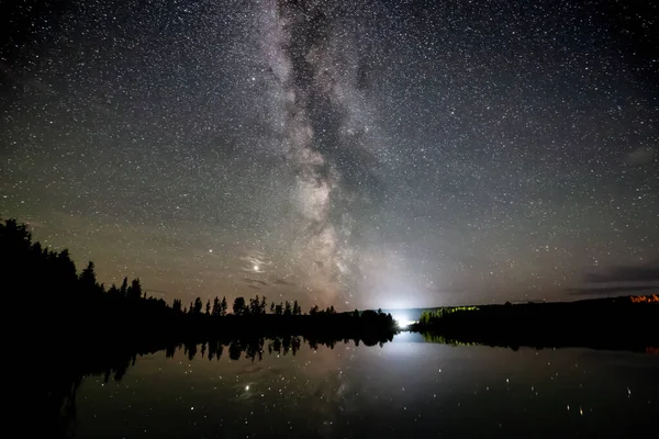 Via Láctea e estrelas brilhando durante um céu noturno. — Fotografia de Stock