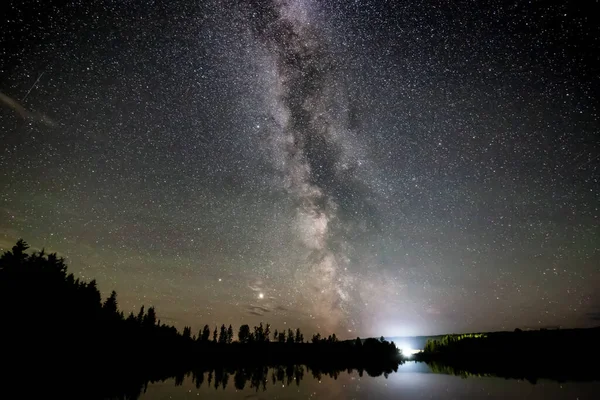 Молочний шлях і зорі світять під час нічного неба. — стокове фото