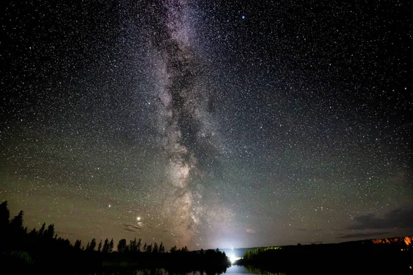 Vía Láctea y Estrellas Brillando durante un Cielo Nocturno. —  Fotos de Stock