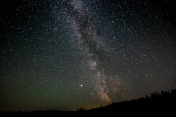 Vía Láctea y Estrellas Brillando durante un Cielo Nocturno. —  Fotos de Stock