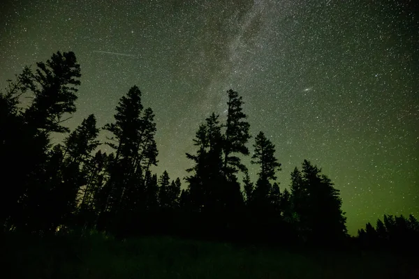 银河、星光和极光在夜空中闪耀. — 图库照片