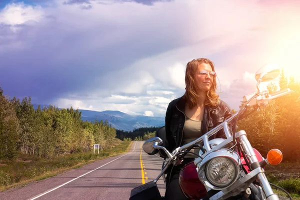 Mulher com cabelo loiro em uma motocicleta — Fotografia de Stock