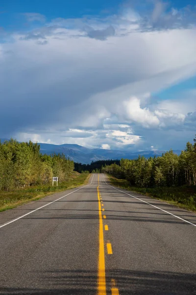 Vue panoramique de la route du Klondike par une journée ensoleillée et nuageuse. — Photo