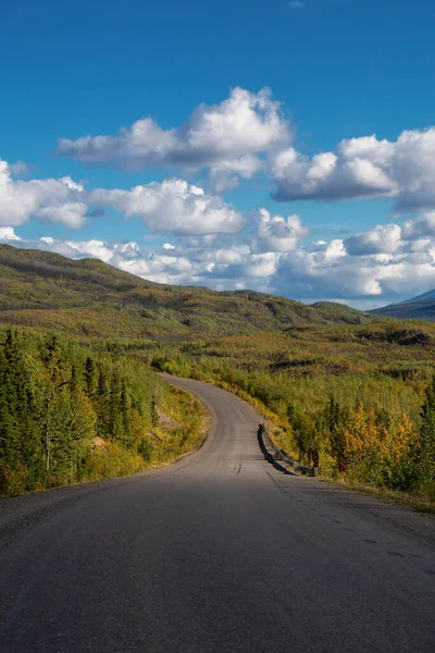 Scenic Road View of Klondike Hwy under en solig och grumlig dag. — Stockfoto