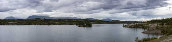 Bella vista sul lago Lewes durante una giornata estiva nuvolosa. — Foto Stock