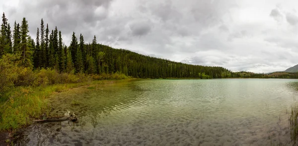 Beautiful View of Lewis Lake during a cloudy summer day. — стоковое фото