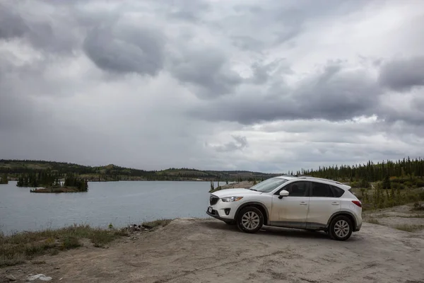 Mazda CX-5 montar en el campo a través del lago Lewes durante el día nublado de verano. — Foto de Stock