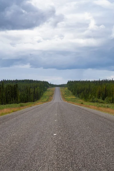 Kuzey Kayalıkları 'ndaki Alaska Otoyolu' nun güzel manzaralı yolu.