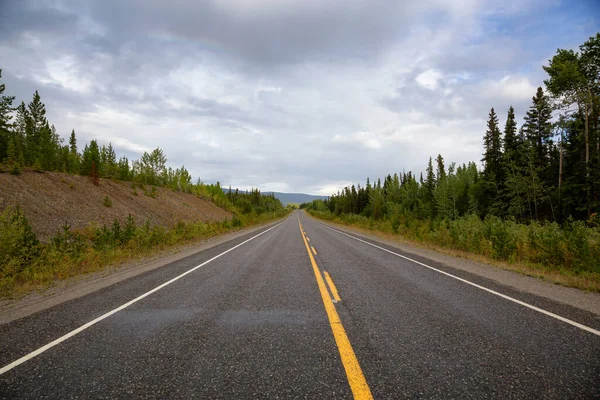 Hermosa vista de una carretera panorámica, Alaska Highway, en las Rocosas del Norte —  Fotos de Stock