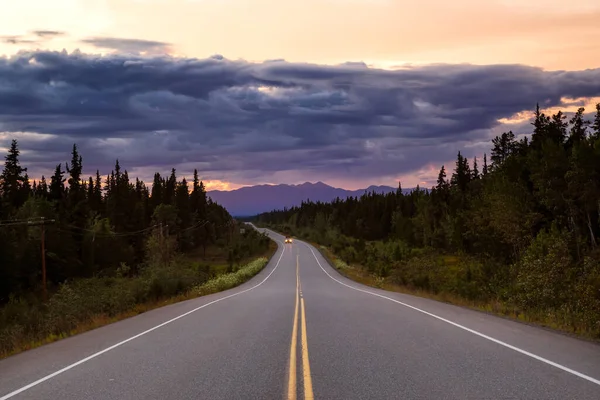 風光明媚な道路の美しい景色,アラスカなぜ,劇的な曇りの日没の間に北ロッキー山脈で. — ストック写真
