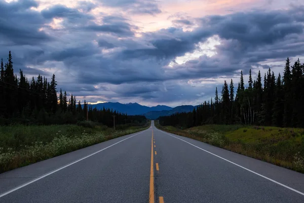 Чудовий вид мальовничої дороги Аляска Хві на Північних Скелястих горах під час сильного хмарного заходу сонця.. — стокове фото