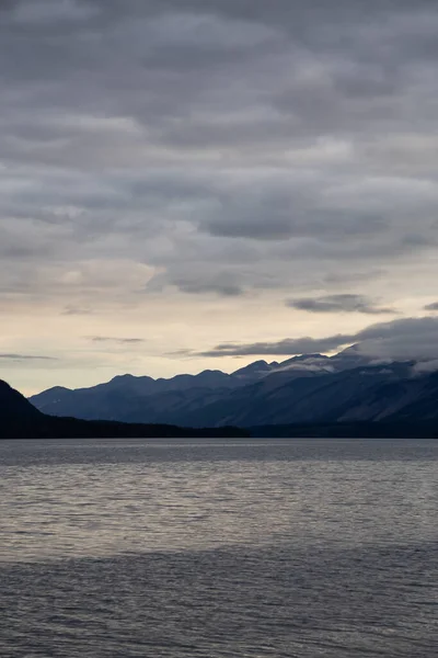 Prachtig uitzicht op Muncho Lake in de Canadese noordelijke Rockies — Stockfoto