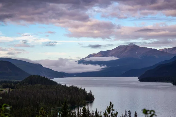 Bella vista del lago Muncho nelle Montagne Rocciose del Nord del Canada — Foto Stock