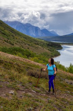 Maceracı Kız Nares Dağı 'na doğru yürüyor.