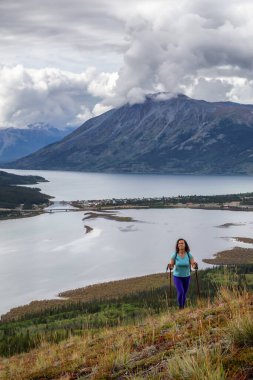 Maceracı Kız Nares Dağı 'na doğru yürüyor.