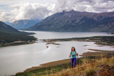 Maceracı Kız Nares Dağı 'na doğru yürüyor.