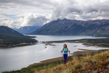 Maceracı Kız Nares Dağı 'na doğru yürüyor.