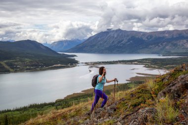 Maceracı Kız Nares Dağı 'na doğru yürüyor.