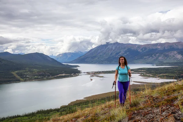 Maceracı Kız Nares Dağı 'na doğru yürüyor.